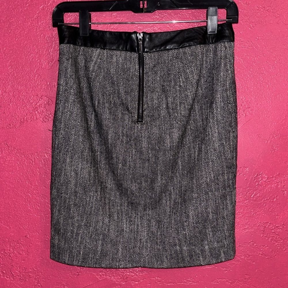 Bebe black and white herringbone pencil skirt with leather waistband. Sz 4 - Picture 3 of 8
